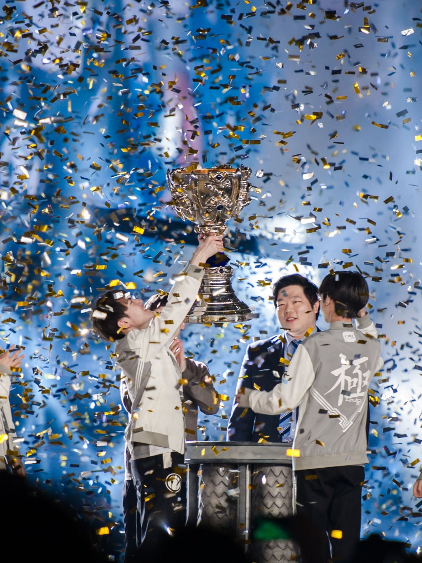 关于Rookie回归赛场，赛况扑朔迷离首场状态亮眼，FPX观众沸腾！的信息